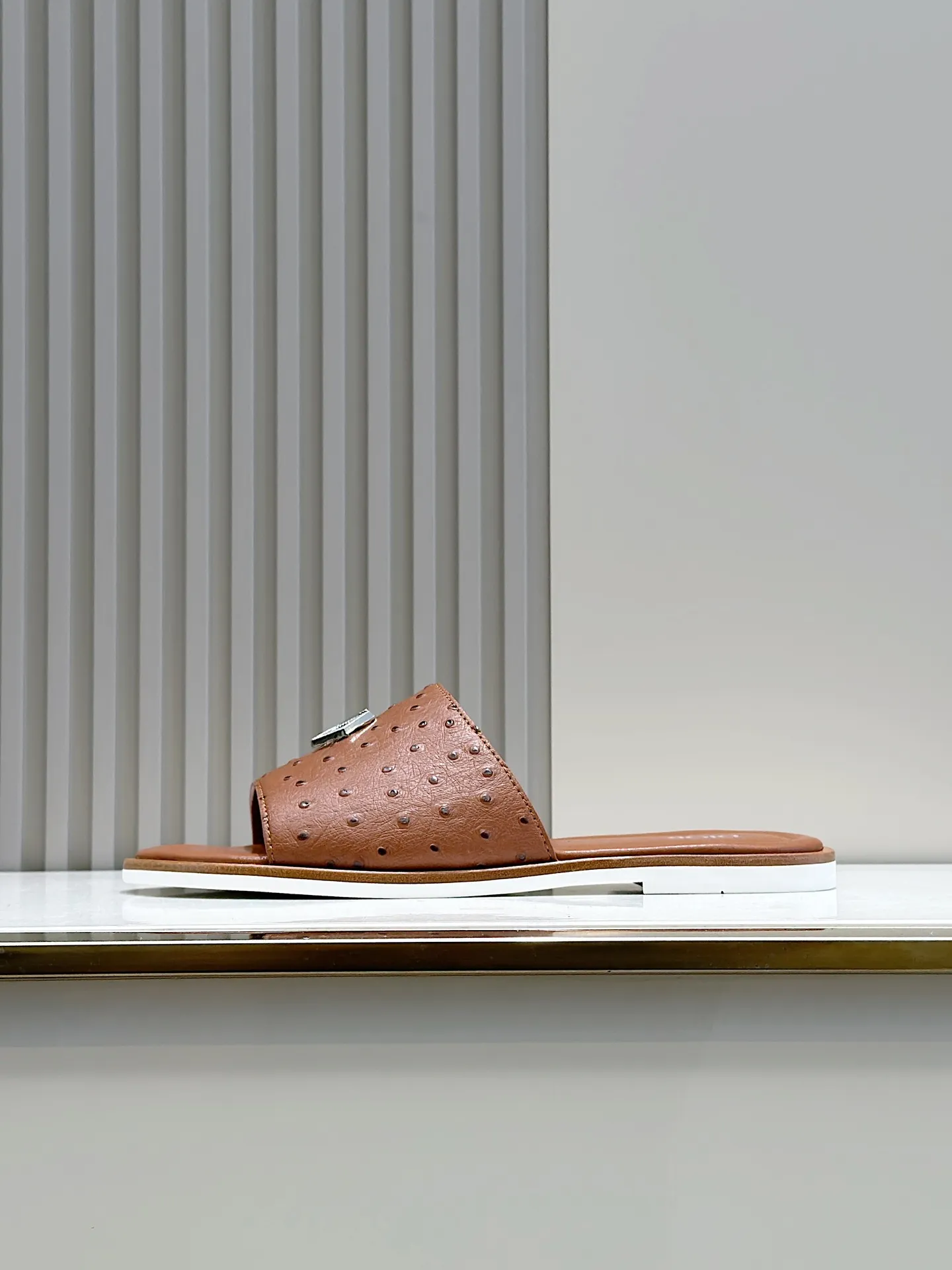 P320 [DIOR] Size 39-44 (38.45 custom-made) 2024ss Dior’s latest men’s slippers are a must-have. Dior Alias ​​Men's Genuine Leather Slippers This summer new Alias ​​sandal embodies a casual and elegant style. Carefully crafted from grained cow leather and Oblique printed fabric, with cowhide lining! Cross-strap design with metal-clad brass CD Diamond logo. The imported cowhide leather and rubber sole adds sophistication and comfort, while Oblique print-effect anti-slip panels add style.